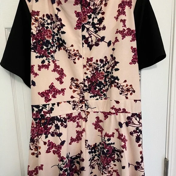 Beautiful midi dress with belt - Picture 3 of 3